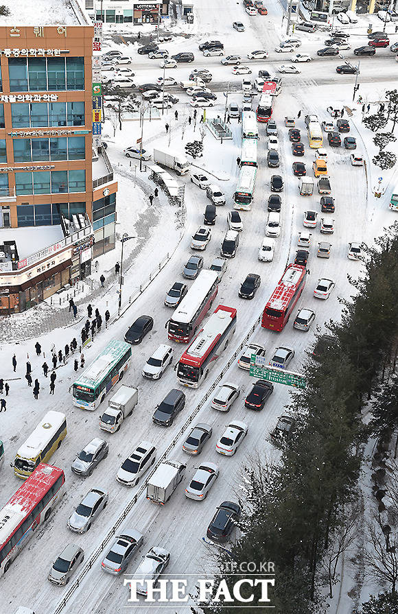 Giao thông ách tắc trên đường phố Seoul trong một ngày tuyết rơi dày vào tháng Giêng năm 2021, khi các phương tiện phải di chuyển chậm trên đường trơn trượt.