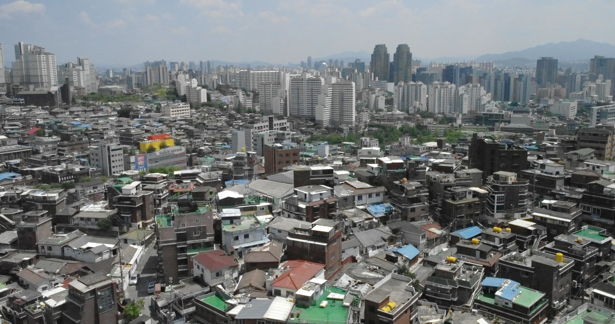 韓國住宅區概覽，展示城市擴展與房地產市場的形成。