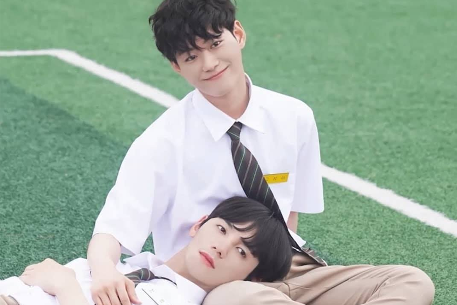 《Mr. Heart》剧照,两位男演员身穿校服坐在操场上,展现出校园剧的氛围。
