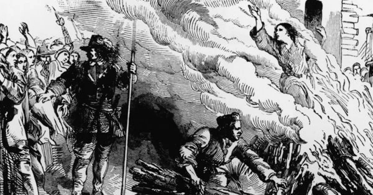 ภาพวาดขาวดำของกลุ่มคนในยุคกลางร่วมพิธีล่าแม่มดในเกาหลี ผู้หญิงในไม้กองที่ลุกไหม้