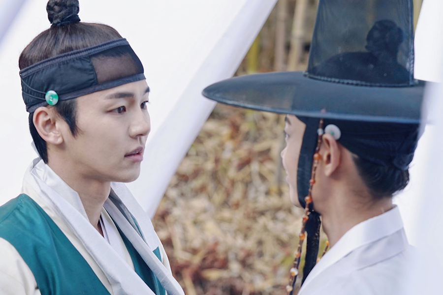 《柳书生的婚礼》剧照,两名男演员身穿朝鲜传统服饰对视,展现出戏剧中的古装元素。