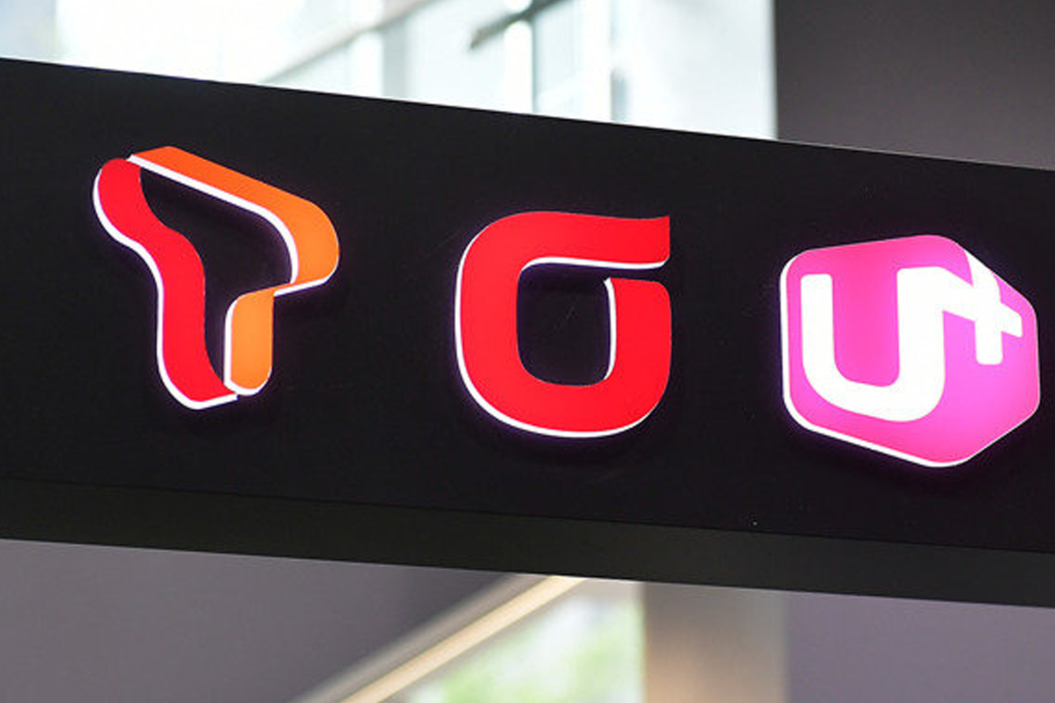 韩国5G网络商标 - SK、KT和LG U+的标志，象征着韩国5G网络的服务提供商