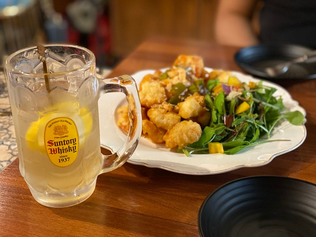 Jim Beam Highball болон веган чили сам хорхойн хоолны зургийг Drunken Vegan ресторанд үзүүлж байна. Энэ нь шарсан ногоотой, хувиргаж хийсэн хоолыг онцолсоор.