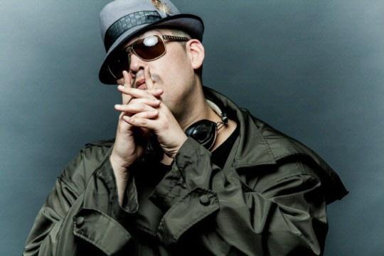 故Big Joe、彼の特徴的なファッションスタイルと一緒に写っている様子。BIG JOEは韓国のヒップホップデュオHolladangの一員であった。