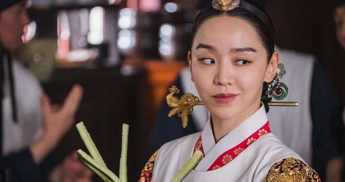 《哲仁王后》場景中的韓式宮廷服裝和傳統舞蹈動作。