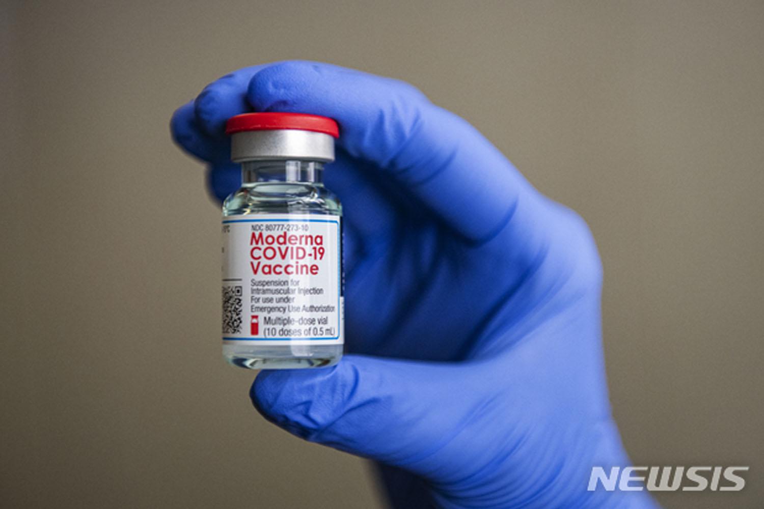 ขวดวัคซีน Moderna COVID-19 vaccine ซึ่งมีกำหนดจะเริ่มฉีดเดือนหน้า