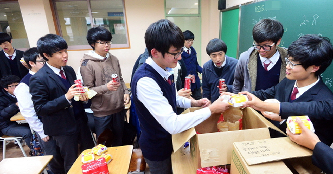 韓國中學生穿著校服在課室內學習的情景，展示韓國中學的日常生活片段。