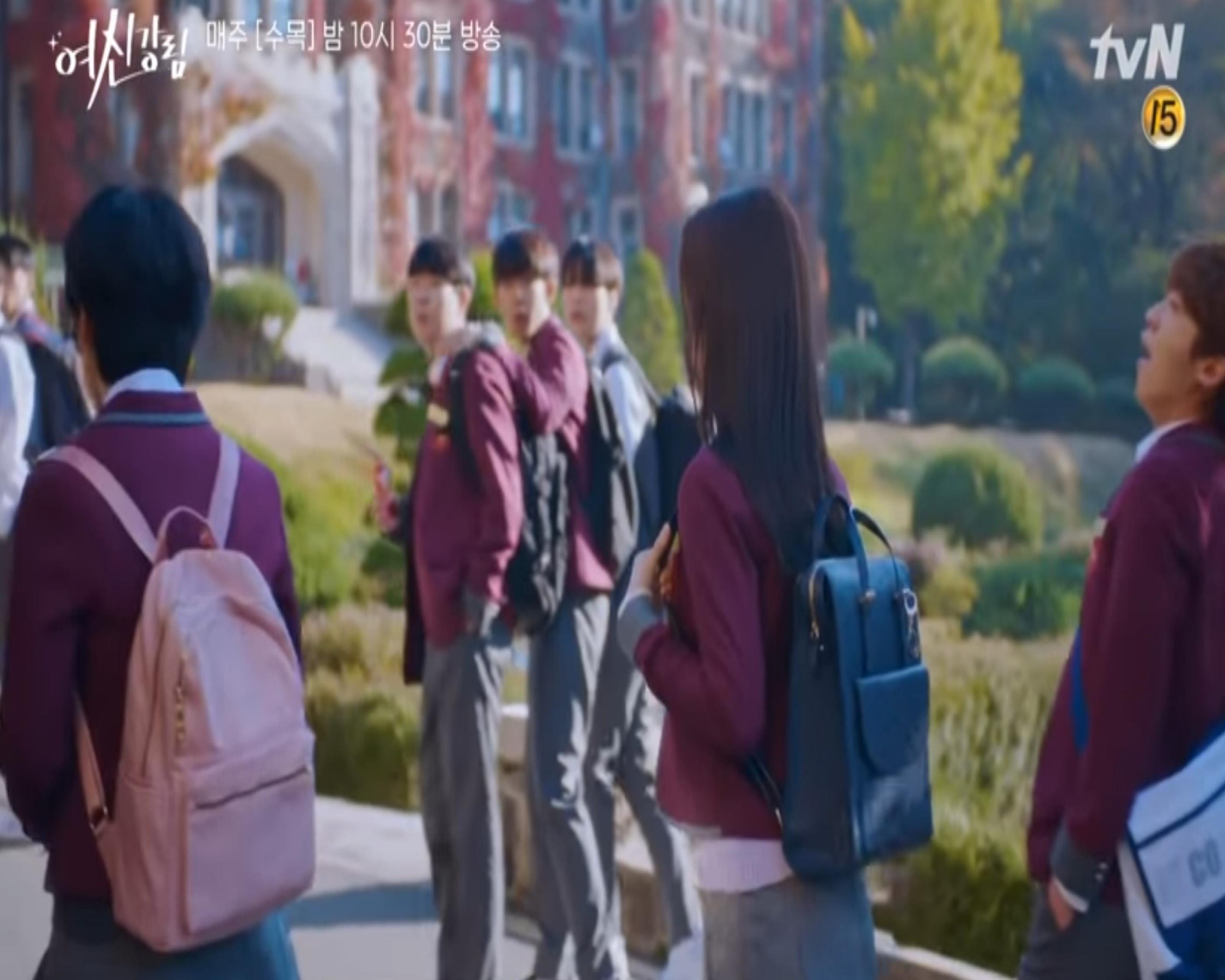 韓国ドラマ『女神降臨』のキャプチャー。主人公が鏡を見て自分を磨くシーンをイラストで表現。