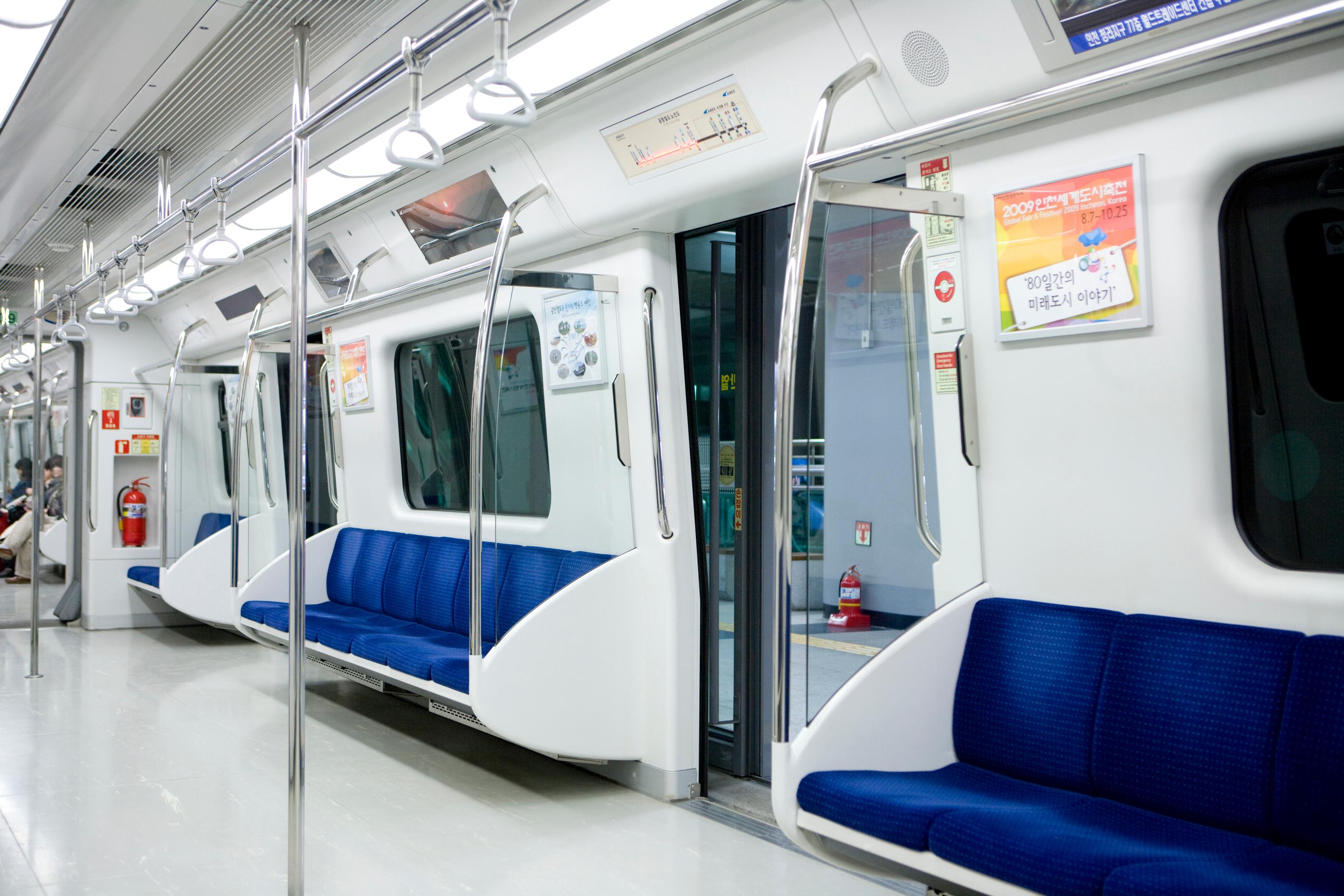 韓国の地下鉄車両の内部。韓国の公共交通機関の特徴を示す画像。