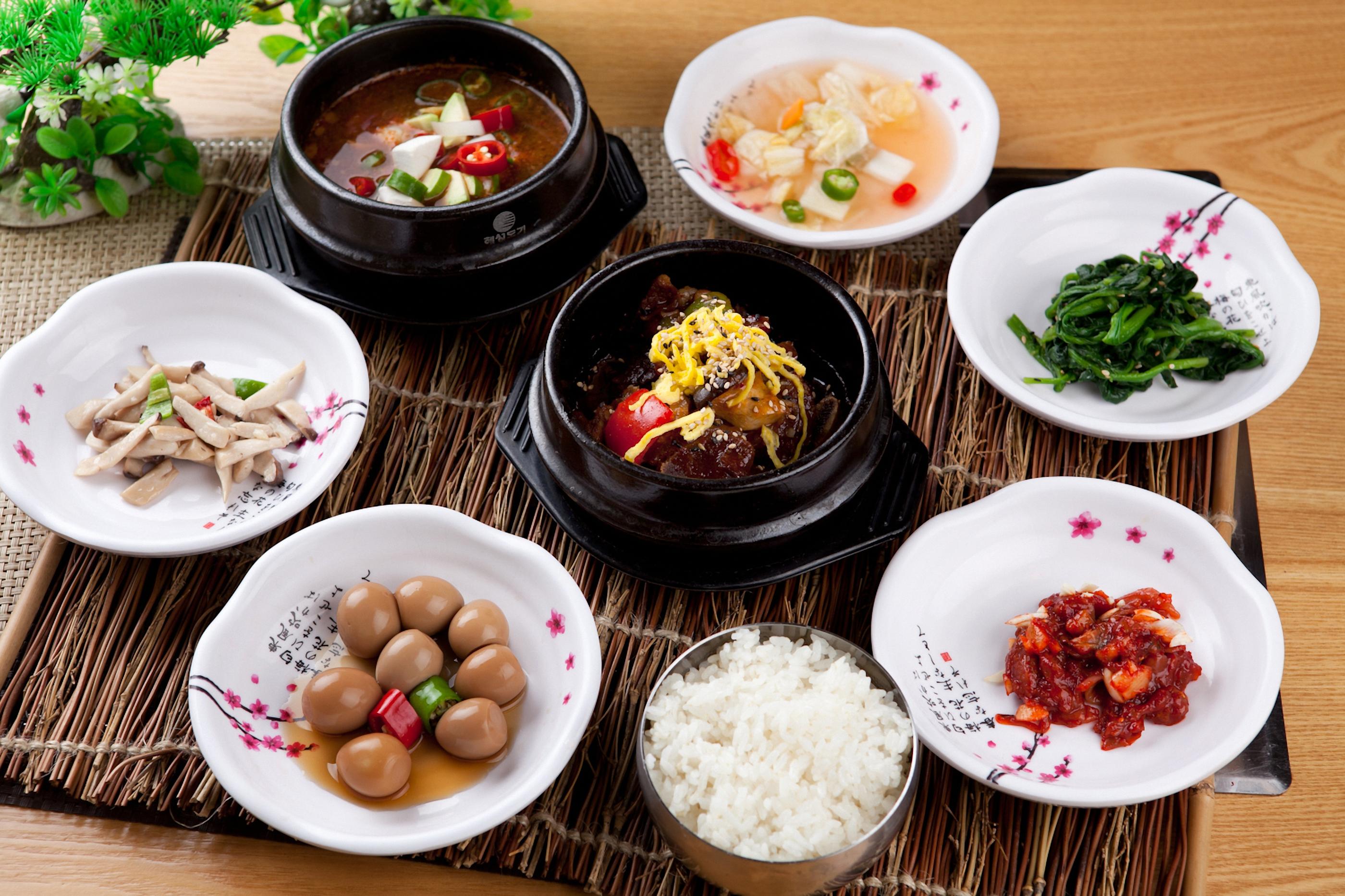 韓国料理のテーブルに並んだ様々な種類の小鉢（パンチャン）。韓国料理の特徴を示す画像。