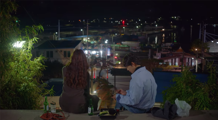 兩位角色坐在浦項九龍浦日本人家屋街的階梯上，共享宵夜，為韓劇《Run On奔向愛情》的拍攝點之一。