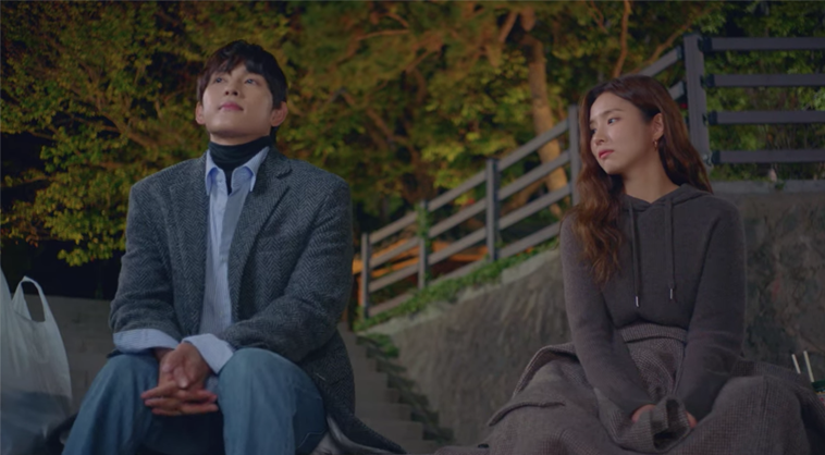 兩位角色坐在浦項九龍浦日本人家屋街的石階上，夜晚的街景為背景，該地因韓劇《Run On奔向愛情》聞名。