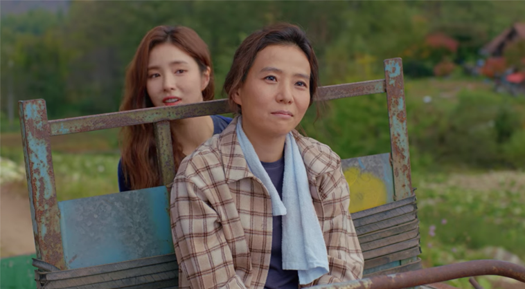 坐在拖拉機後座的角色們，背景顯示農村風光，場景出自韓劇《Run On奔向愛情》的上古舍里路拍攝地。