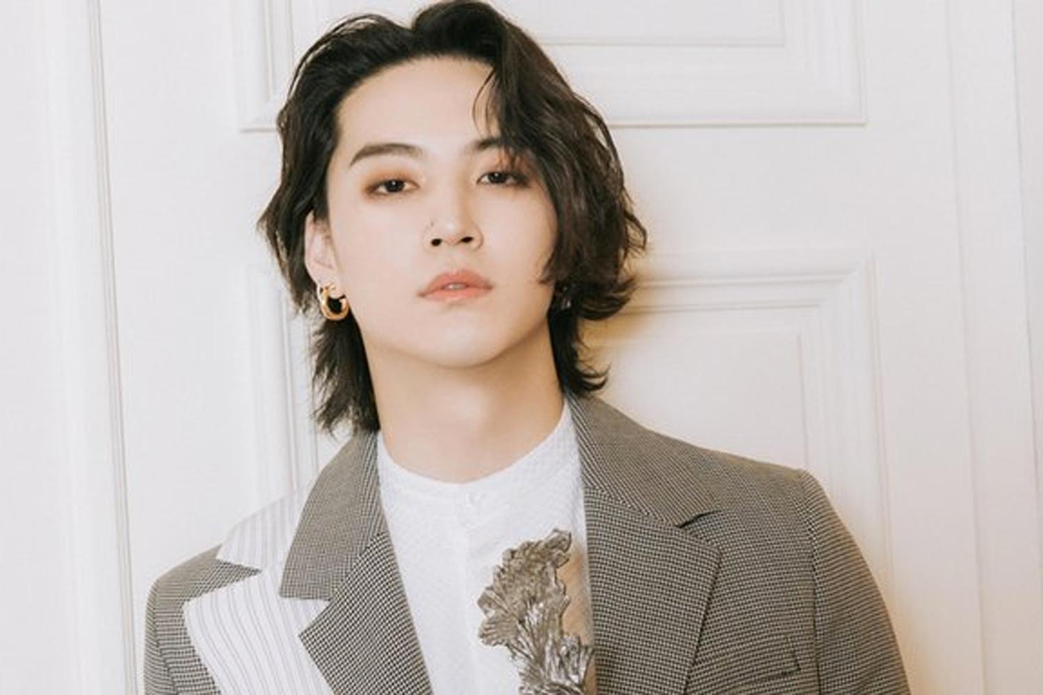 GOT7 멤버 중 한 명이 세련된 스타일의 셔츠를 입고 있음