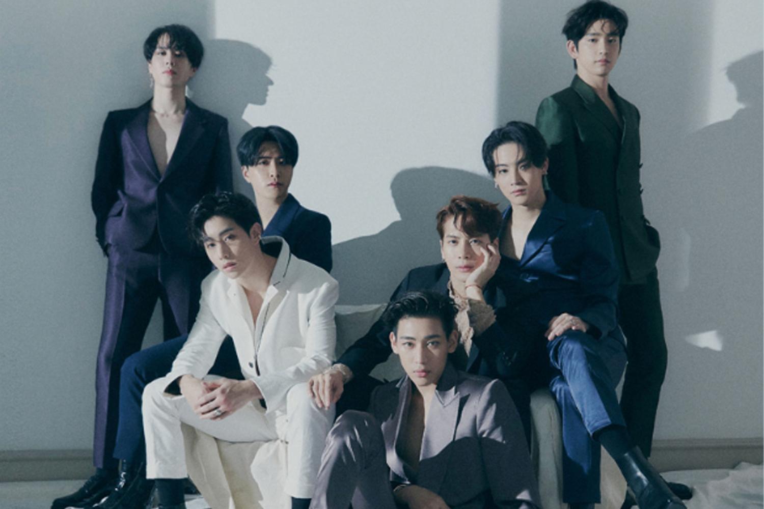GOT7 멤버들이 세련된 양복을 입고 그룹 사진을 촬영하고 있음