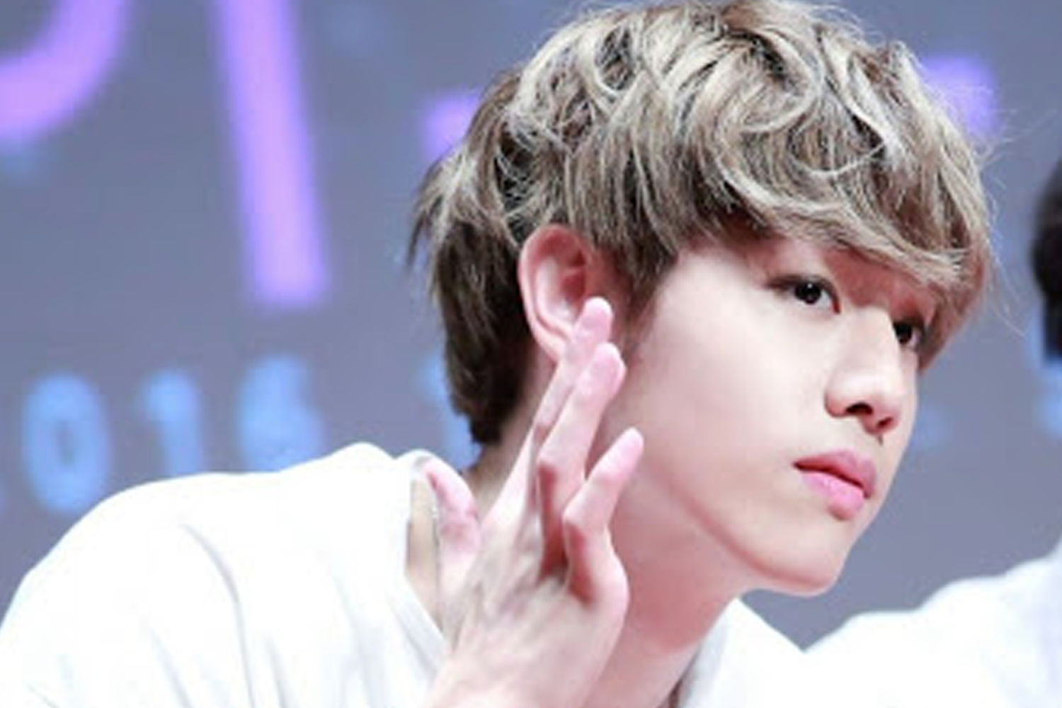 GOT7 Mark trong buổi ký tặng fan với dáng vẻ tươi cười