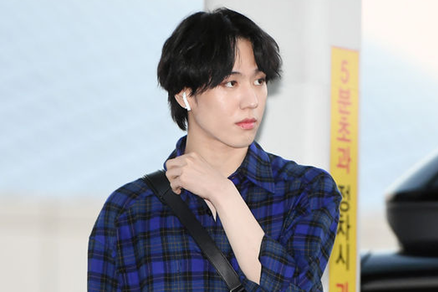 GOT7 Yugyeom diện áo sơ mi tại sự kiện công cộng