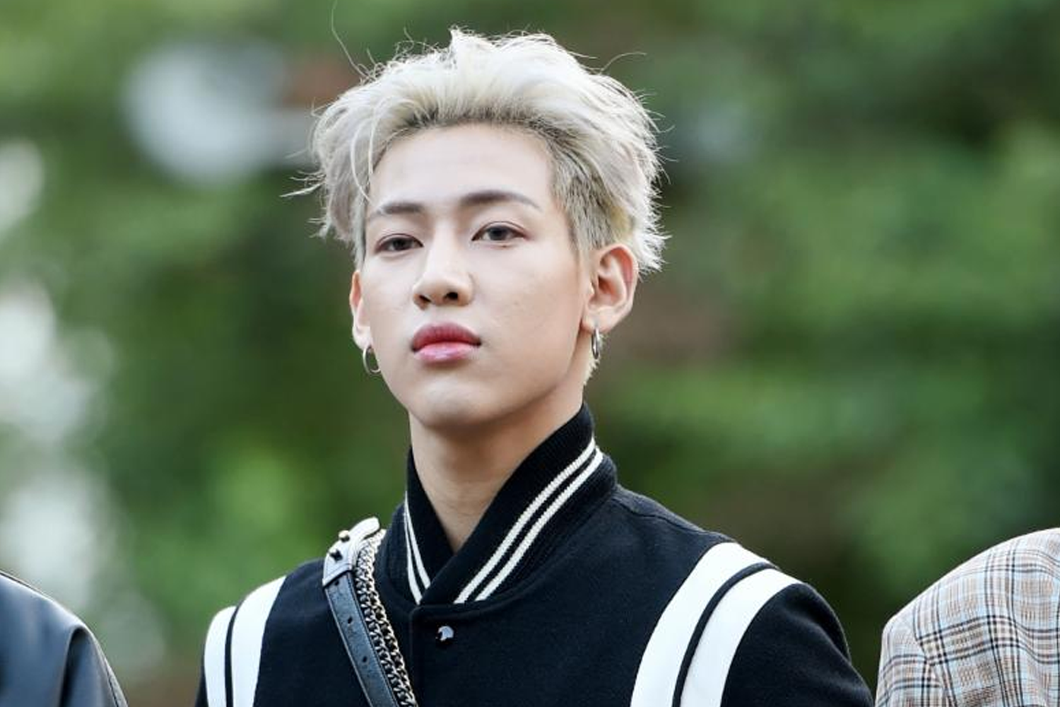 GOT7 BamBam diện áo jacket đen tại sự kiện đường phố