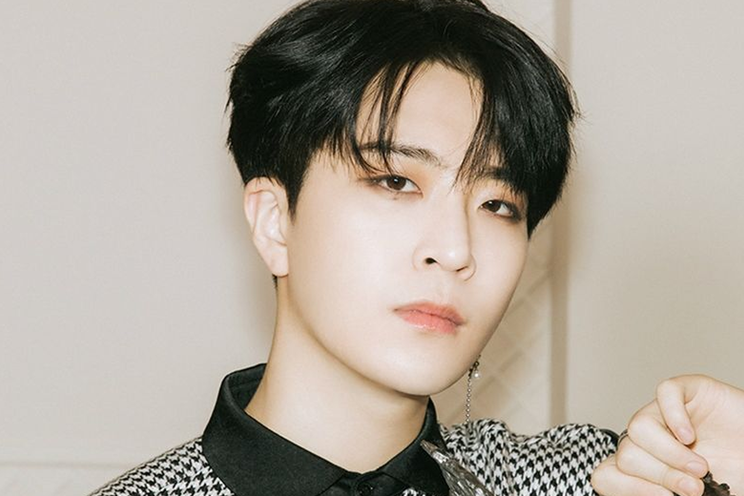 GOT7 Youngjae trong trang phục thời trang họa tiết houndstooth