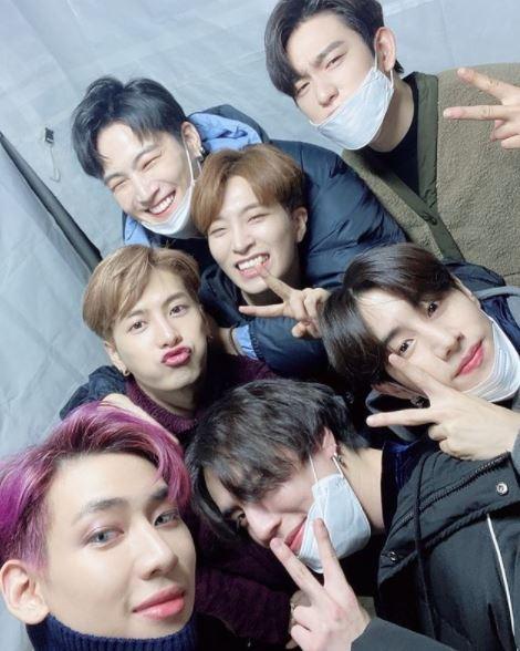 GOT7メンバーがカジュアルな服装で一緒にセルフィーを撮っている様子。