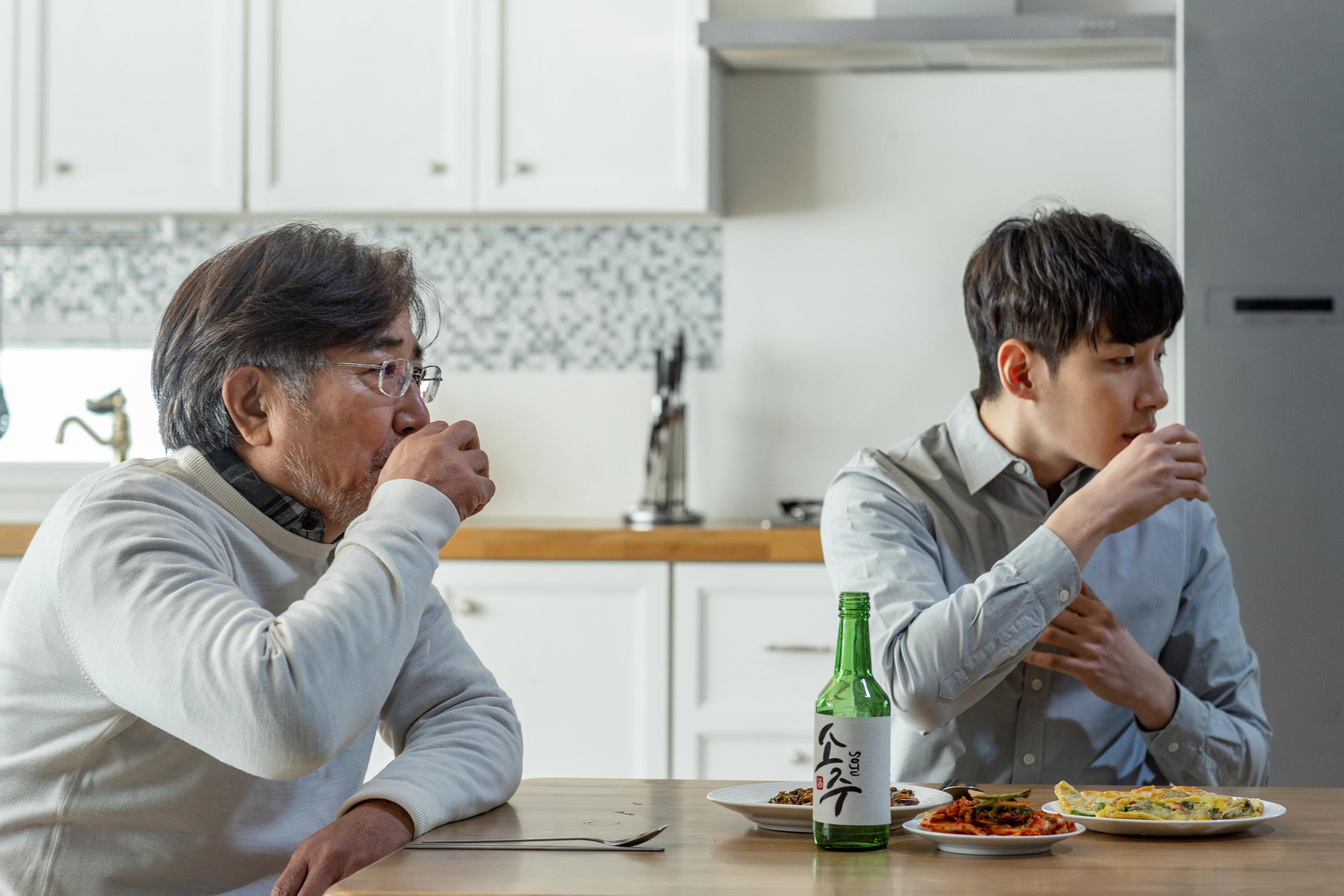 韓国の飲酒マナー、年上の方と食事中に横を向いて飲む習慣を示す写真。