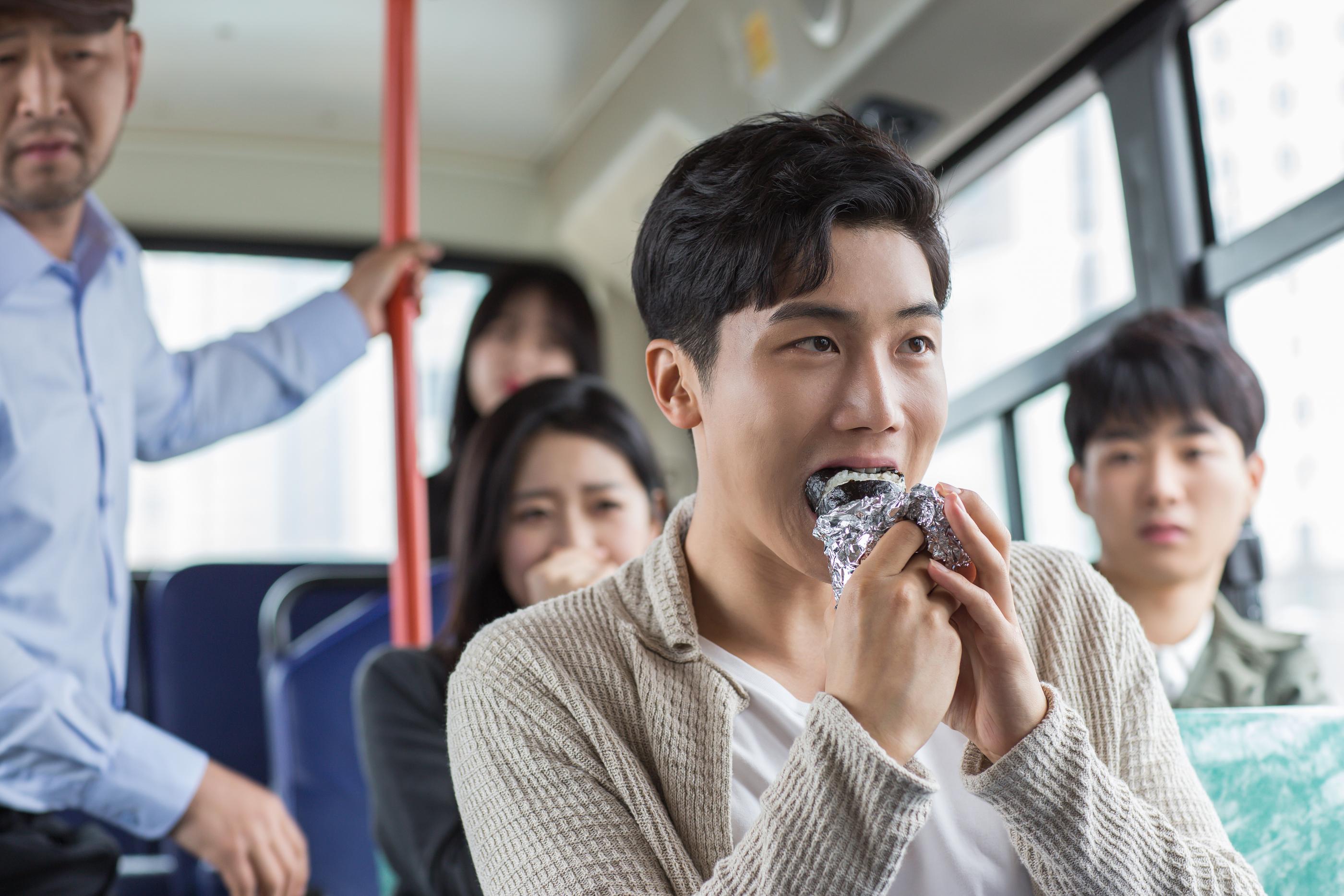 韓国の公共交通機関での飲食禁止ルール、バスでは特に厳しい規制を示す写真。