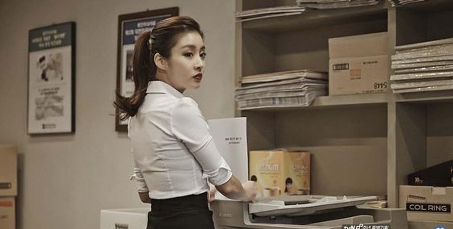 หญิงสาวในออฟฟิศกำลังจัดเอกสาร งานออฟฟิศในเกาหลีเป็นอาชีพที่มีความสำคัญและจำเป็นในการสร้างความสำเร็จในเมืองใหญ่แห่งนี้