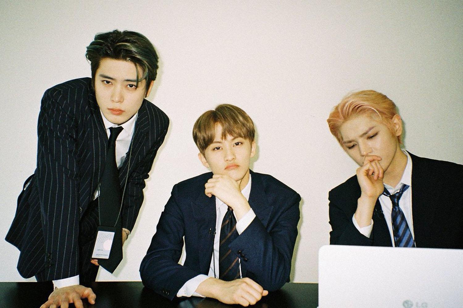 คนที่ทำงานในออฟฟิศกำลังพูดคุยกันในบรรยากาศที่เป็นมิตร การทำงานออฟฟิศในเกาหลีเป็นประสบการณ์ที่น่าสนใจและท้าทายสำหรับชาวต่างชาติ