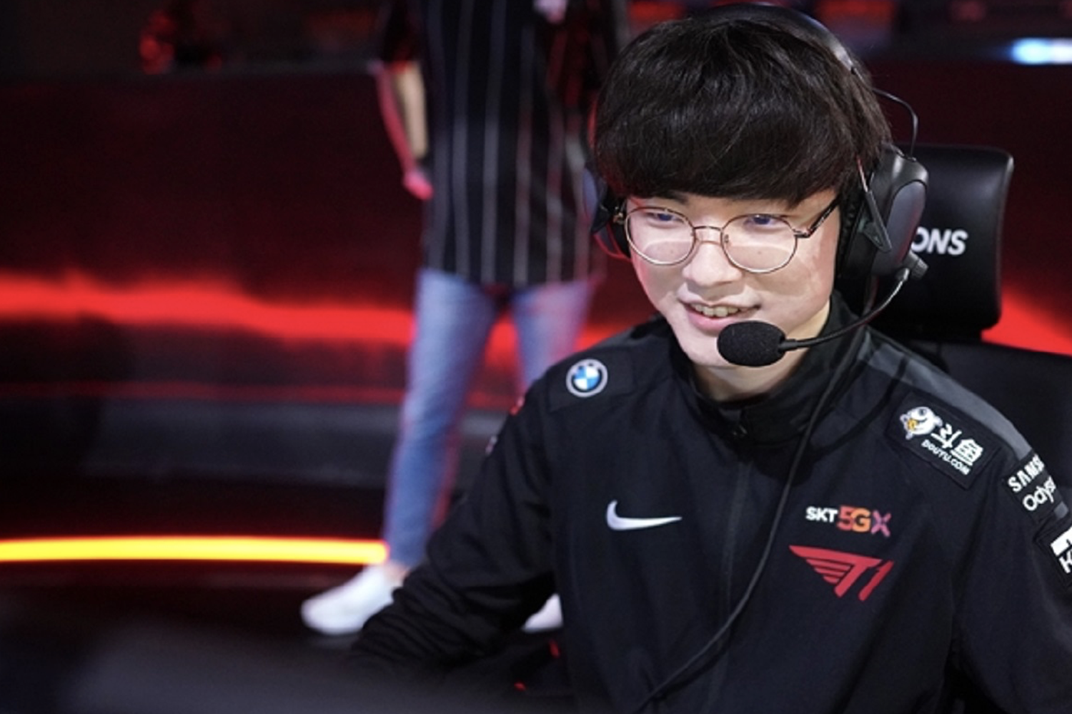 韓国の人気ゲーム『リーグ・オブ・レジェンド』プロゲーマーの試合シーン。eスポーツ大会でのプレイ中で、チームのロゴが見られる。