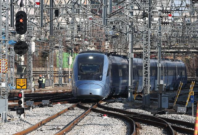 KTX-IUM列车在轨道上行进，展现韩国最新高速列车的运行情况，来源于아주경제。