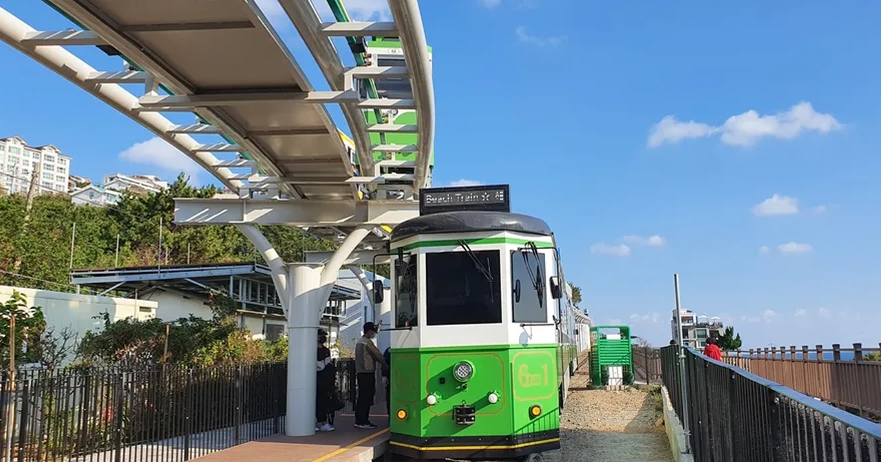 海雲台海岸列車駛過風景如畫的海岸線，為旅客提供獨特的觀光體驗。