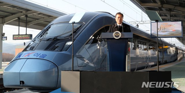 KTX-IUM高速列车在讲话台旁，展示新型列车的现代设计，来源于纽西斯。