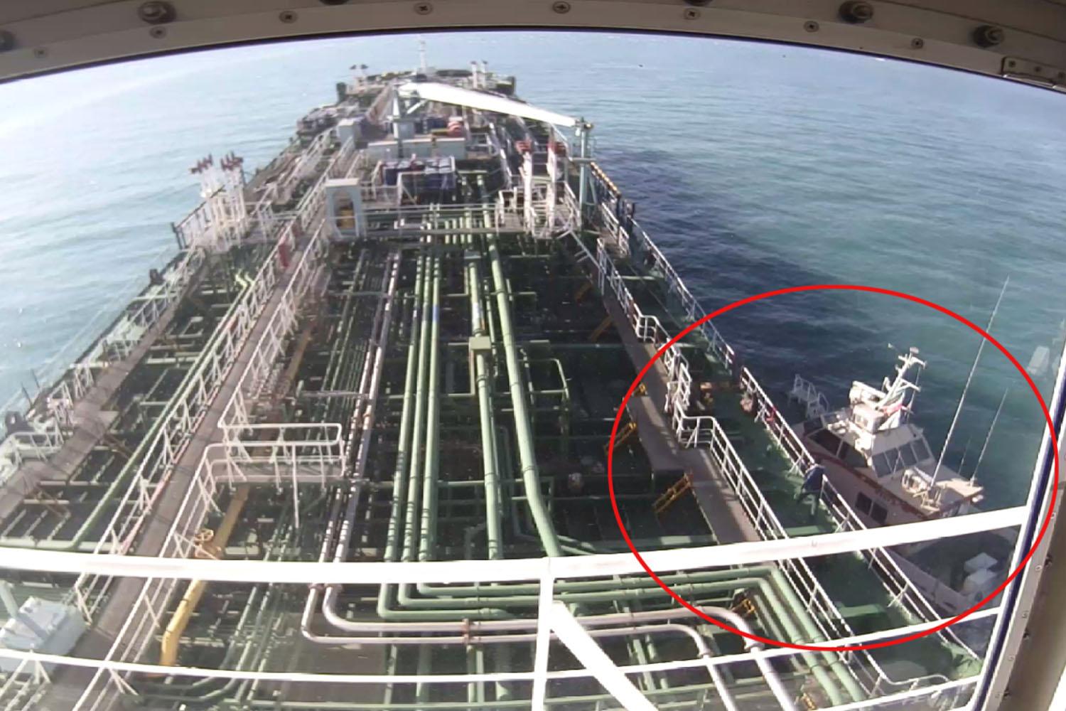 เรือขนาดใหญ่ที่เพิ่งถูกจอดท่ามกลางทะเล ภาพถ่ายจากมุมสูงลงมาในตอนเช้าอากาศปลอดโปร่งกับคลื่นทะเลที่สงบเงียบ