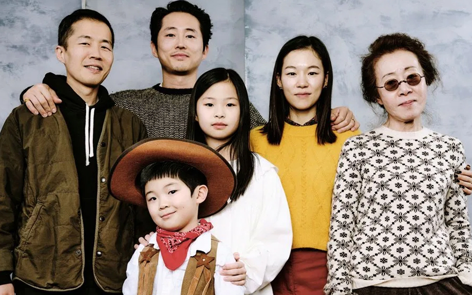 《夢想之地》電影中的全家福照片，家人以冬季服裝排成兩排站立。