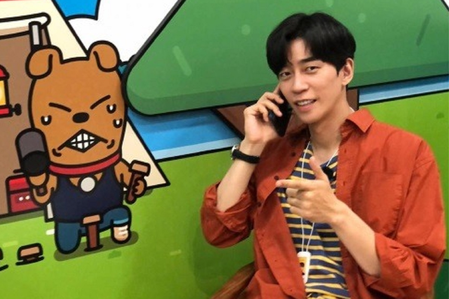 韓國演員申成祿在休閒場所拍攝的輕鬆時刻，旁邊是卡通插圖。