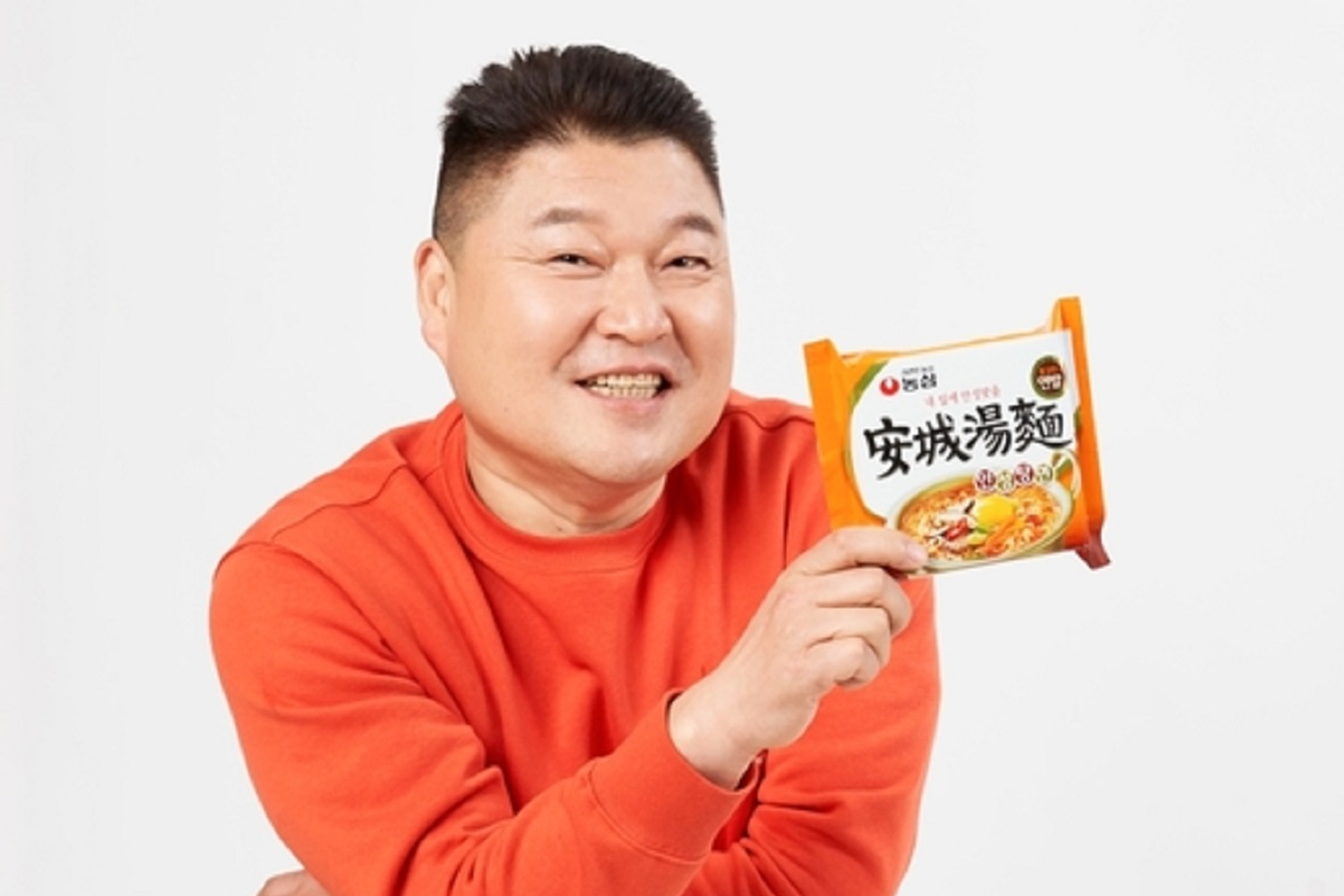韓國代表性喜劇演員姜虎東手持拉麵商品協力代言人的攝影。