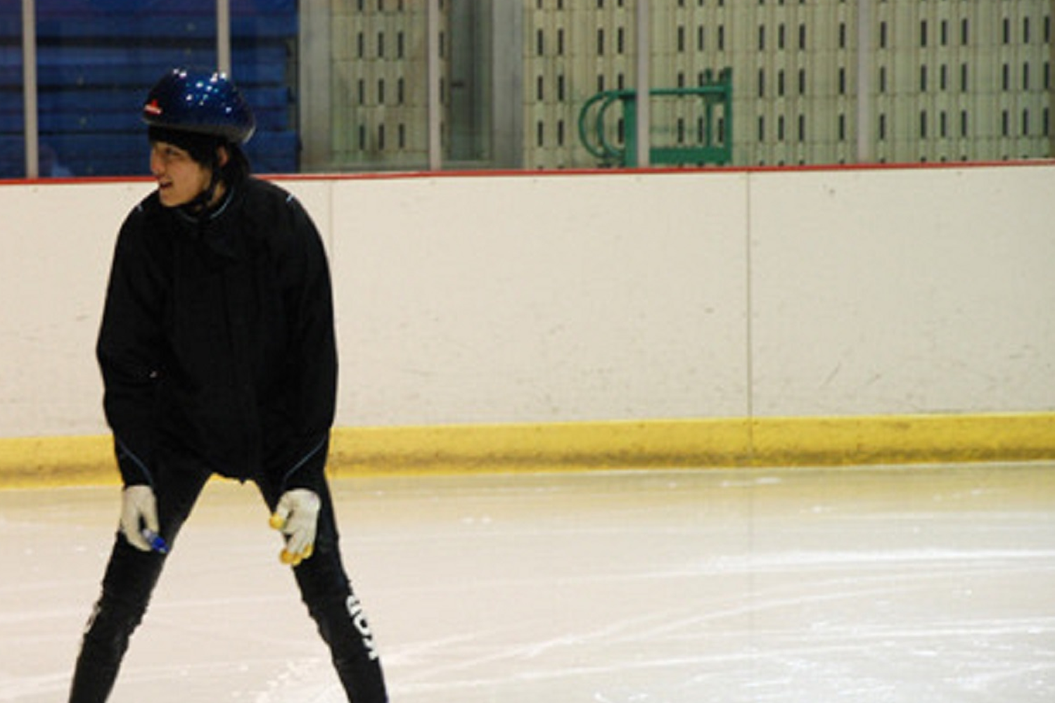 短道速滑運動員進行比賽的情境畫面，展示專注的姿態和動作。