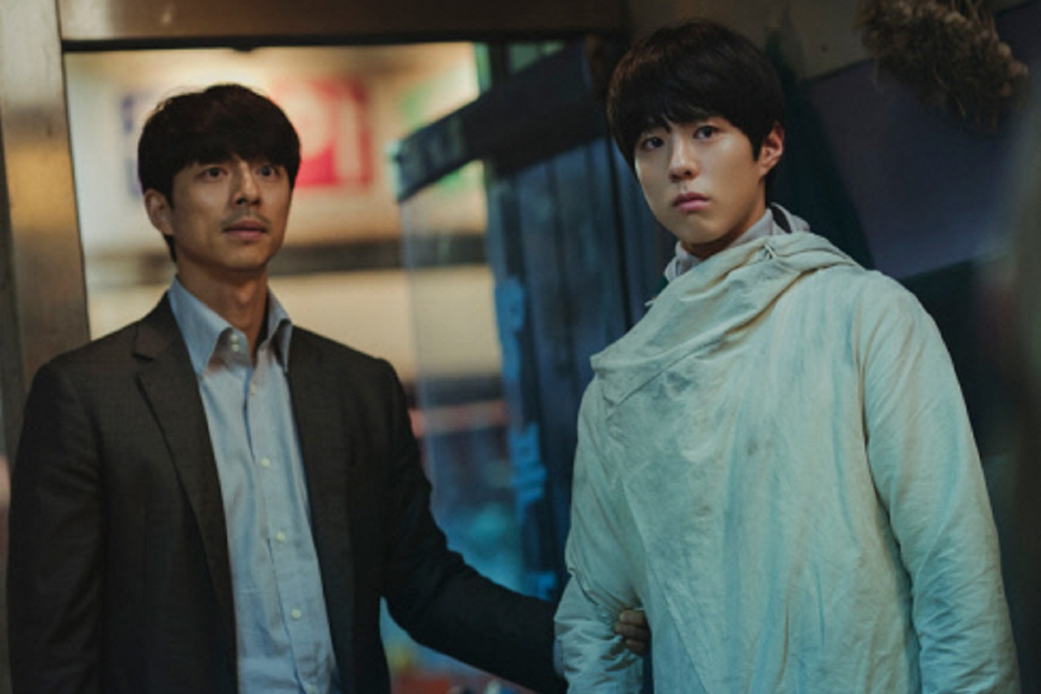 游泳選手展示身材的專業攝影，呈現健美體態。