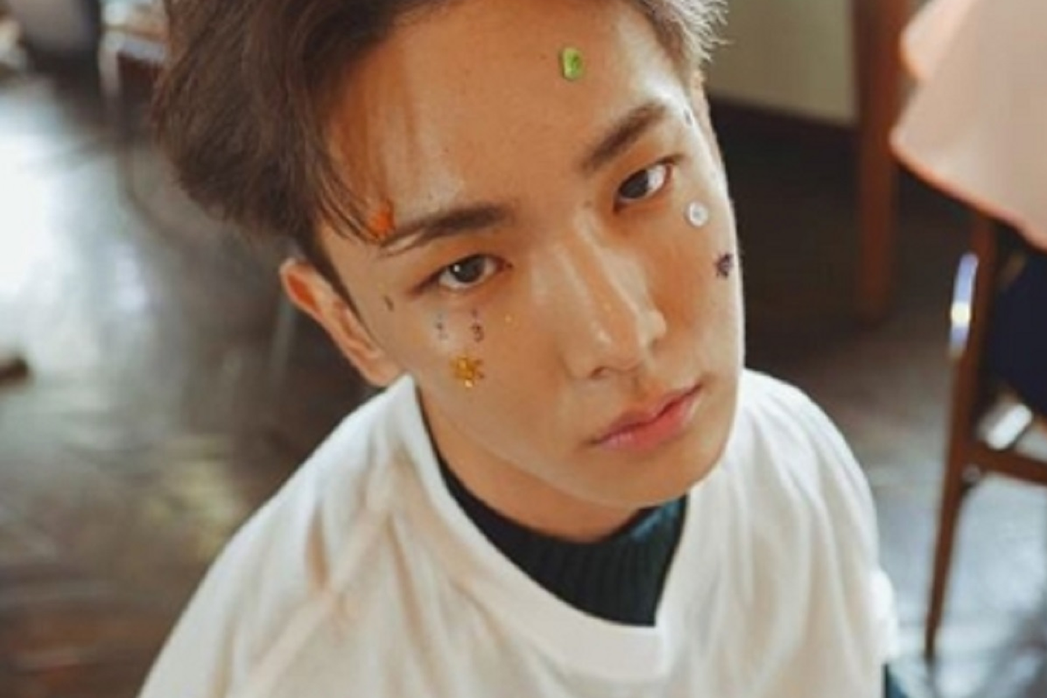 韓國偶像組合SHINee成員Key的個性照片，帶有青春活力的氛圍。