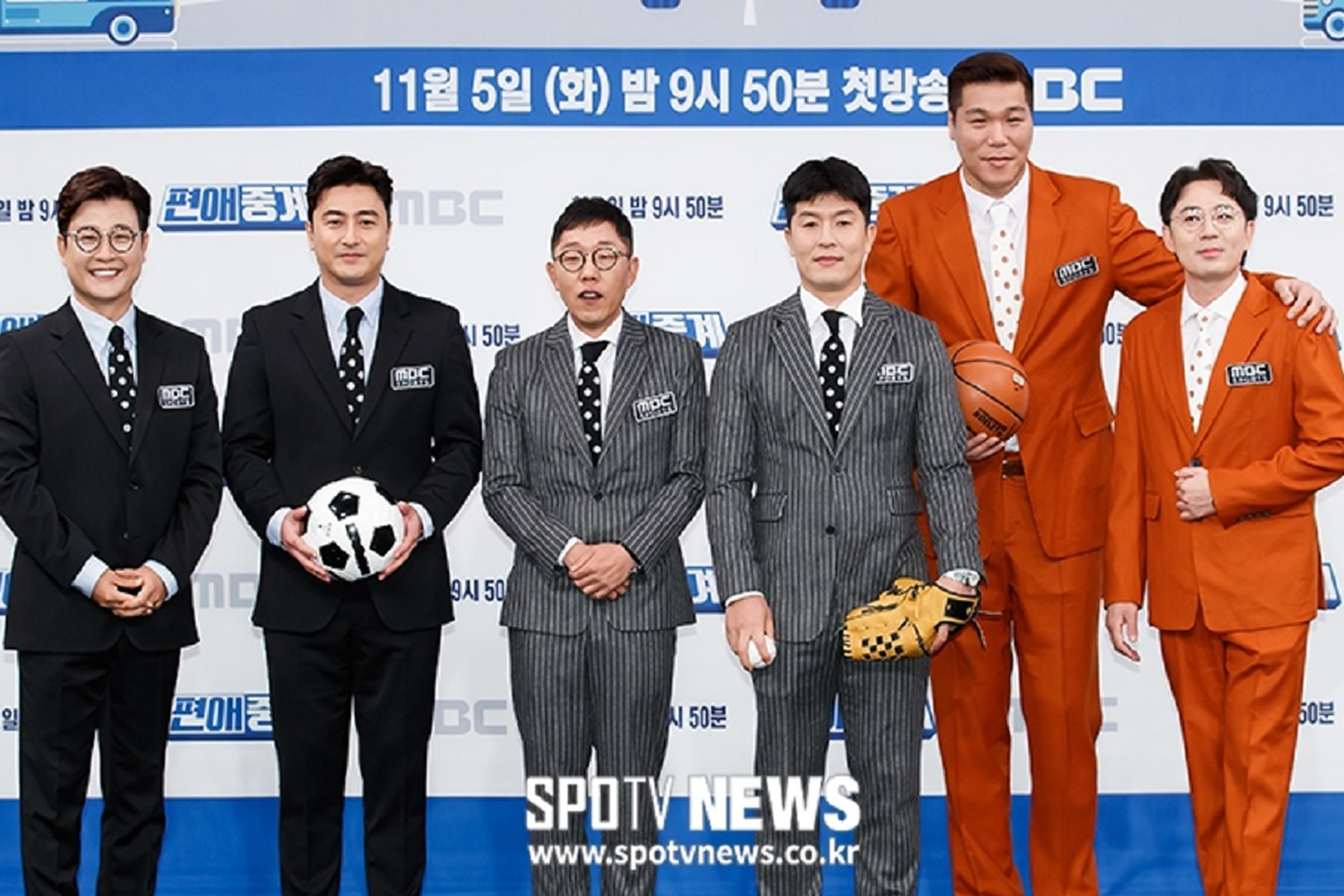 韓國綜藝節目《認識的哥哥》的成員全家福，大家身著正式西裝並展示搞笑互動。