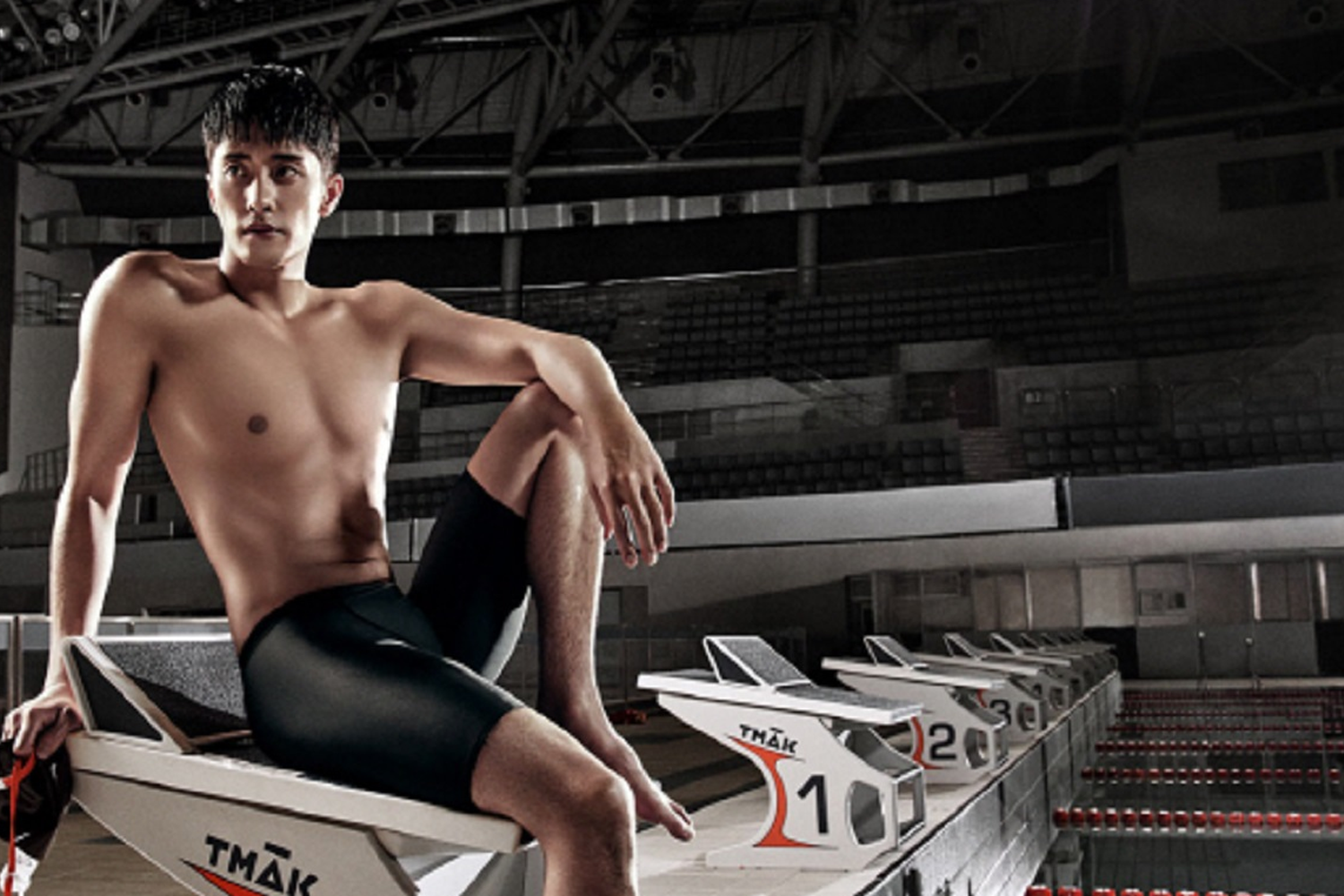 游泳選手準備起跳的賽事瞬間，展現專業運動員的姿態。