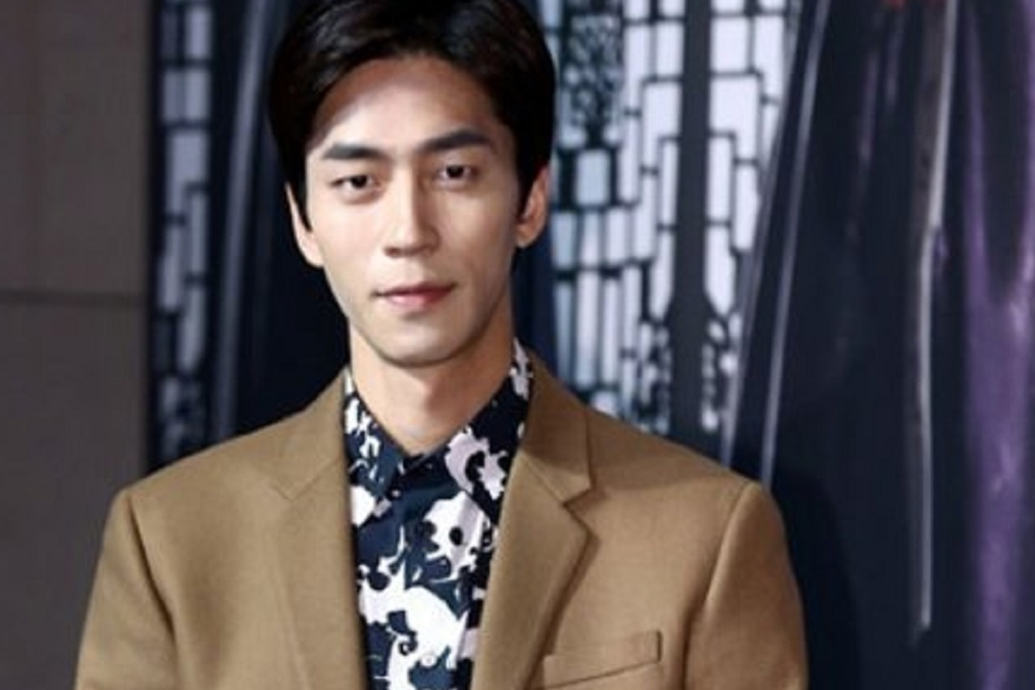 韓國演員申成祿的正式造型，傳遞出優雅和成熟的風格。