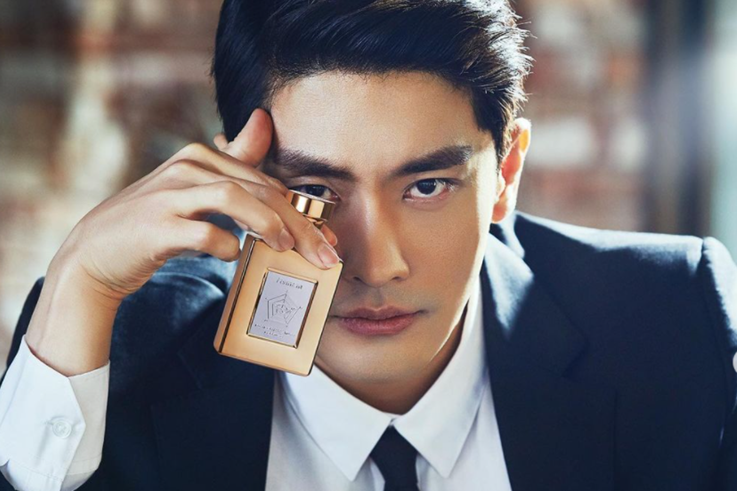 韓國演員成勛的工作室時尚攝影，展示專業的模特風範。