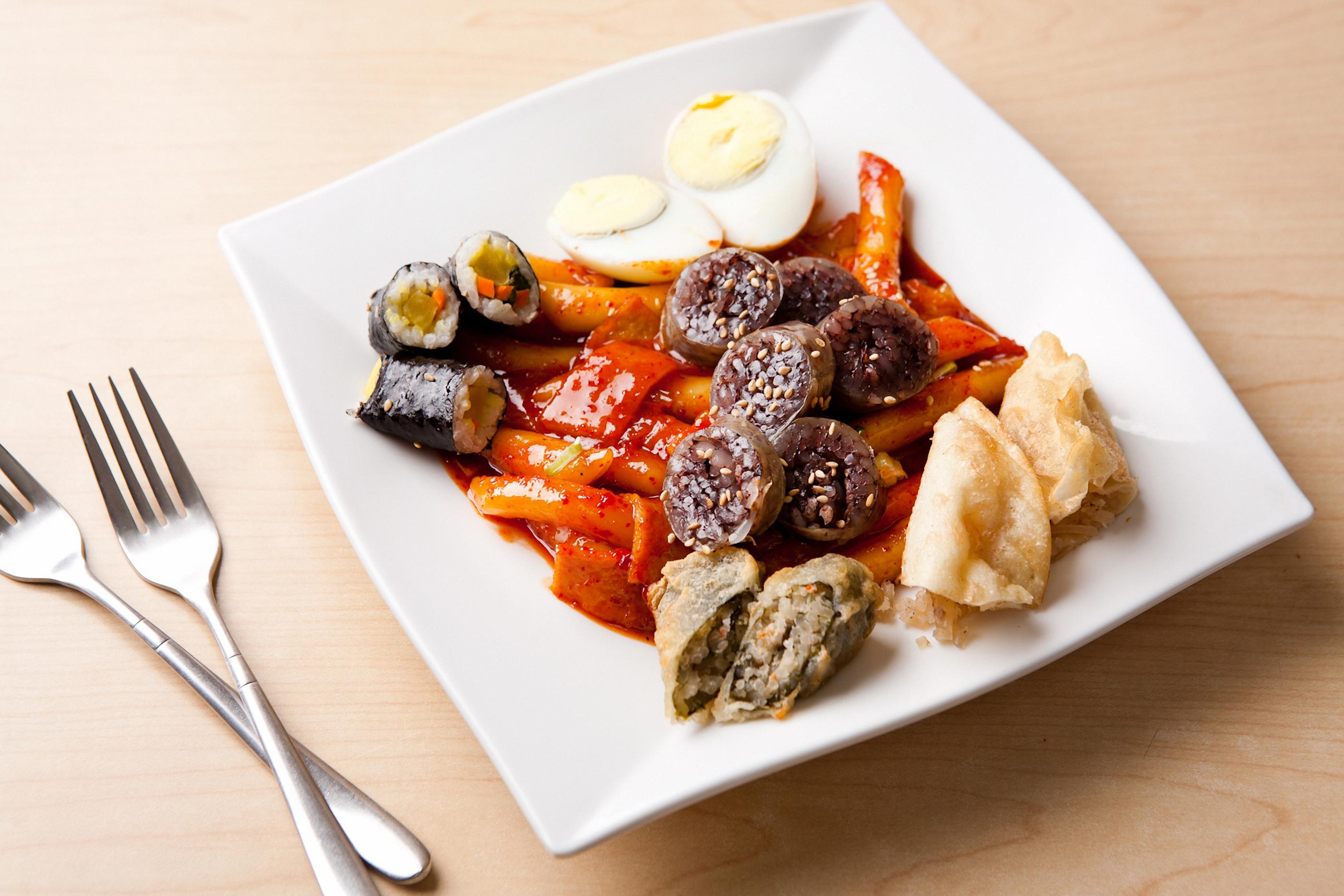 スンデと揚げ物が盛られたプレート。韓国の市場や屋台で人気の一皿です。