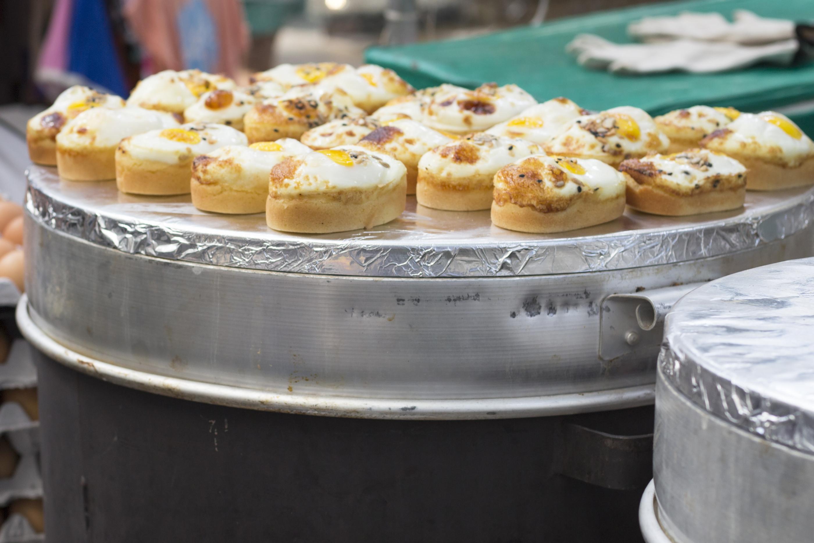 韓国の屋台で提供されるケランパン（たまごパン）。焼きたてでホカホカの香ばしい香りが漂います。