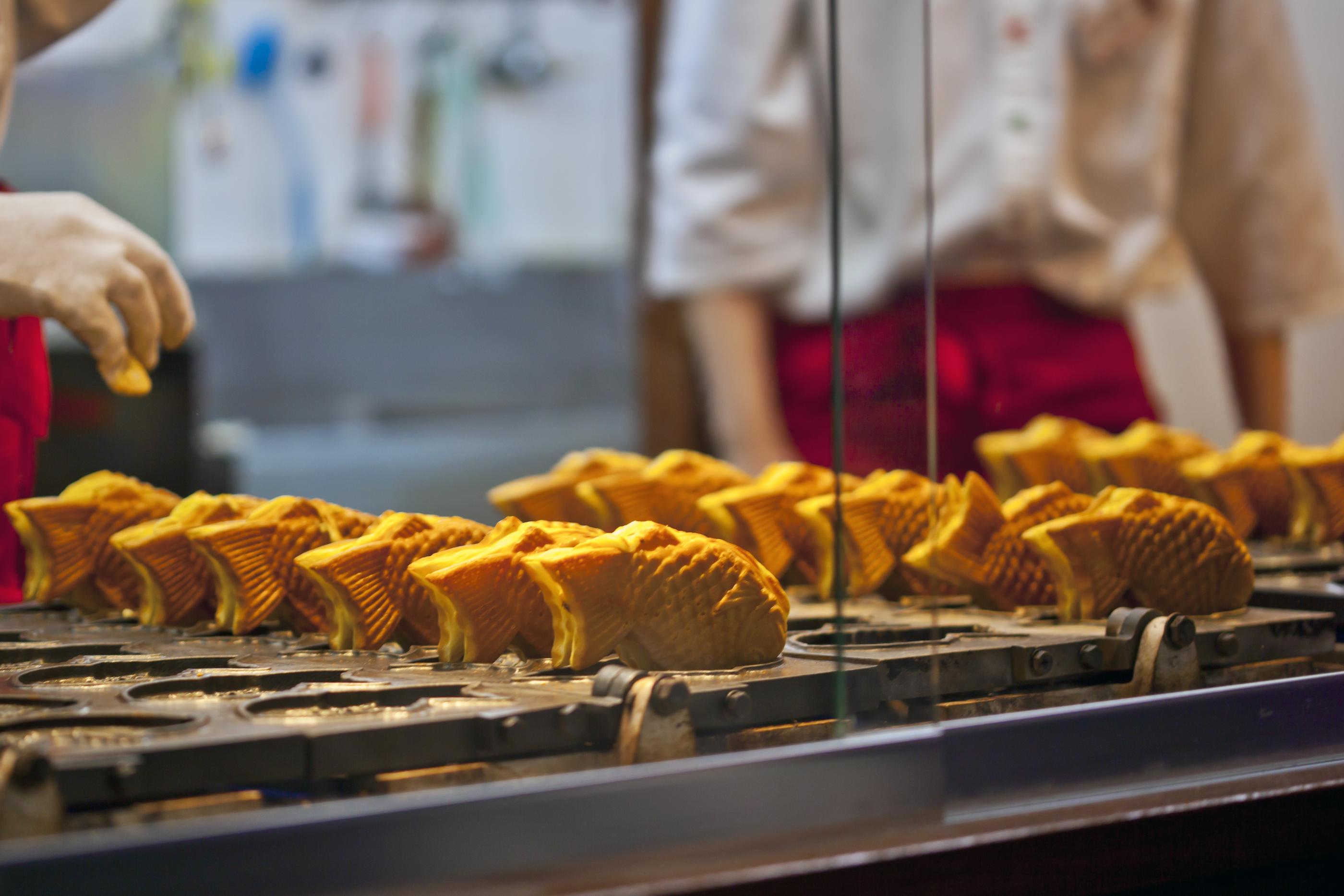 韓国の屋台で焼かれているたい焼き（붕어빵）。あつあつのあんこが入った、韓国の冬の定番ストリートフードです。