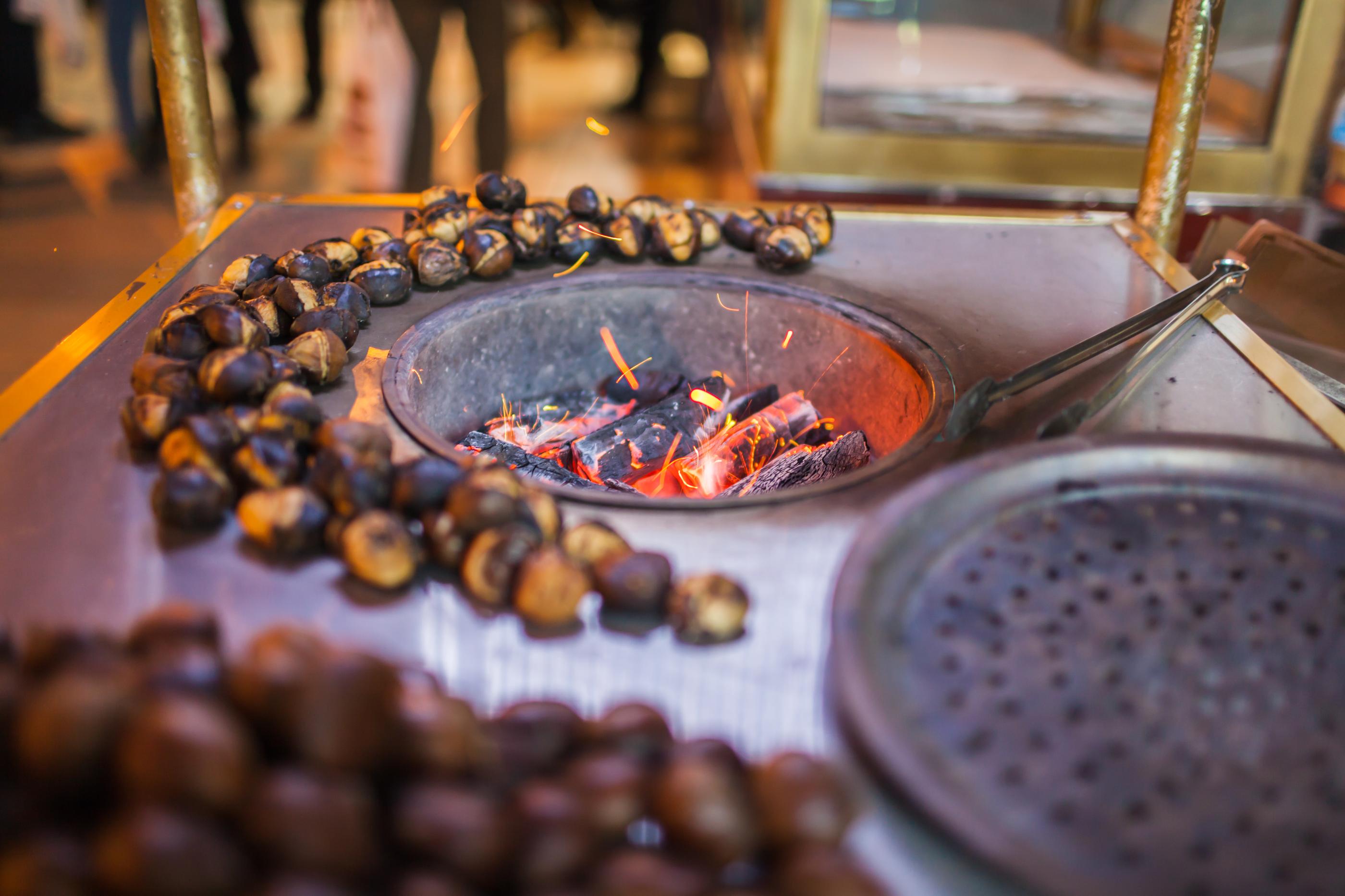 屋台で焼かれる焼き慄が焚き火の周りに並べられた様子。