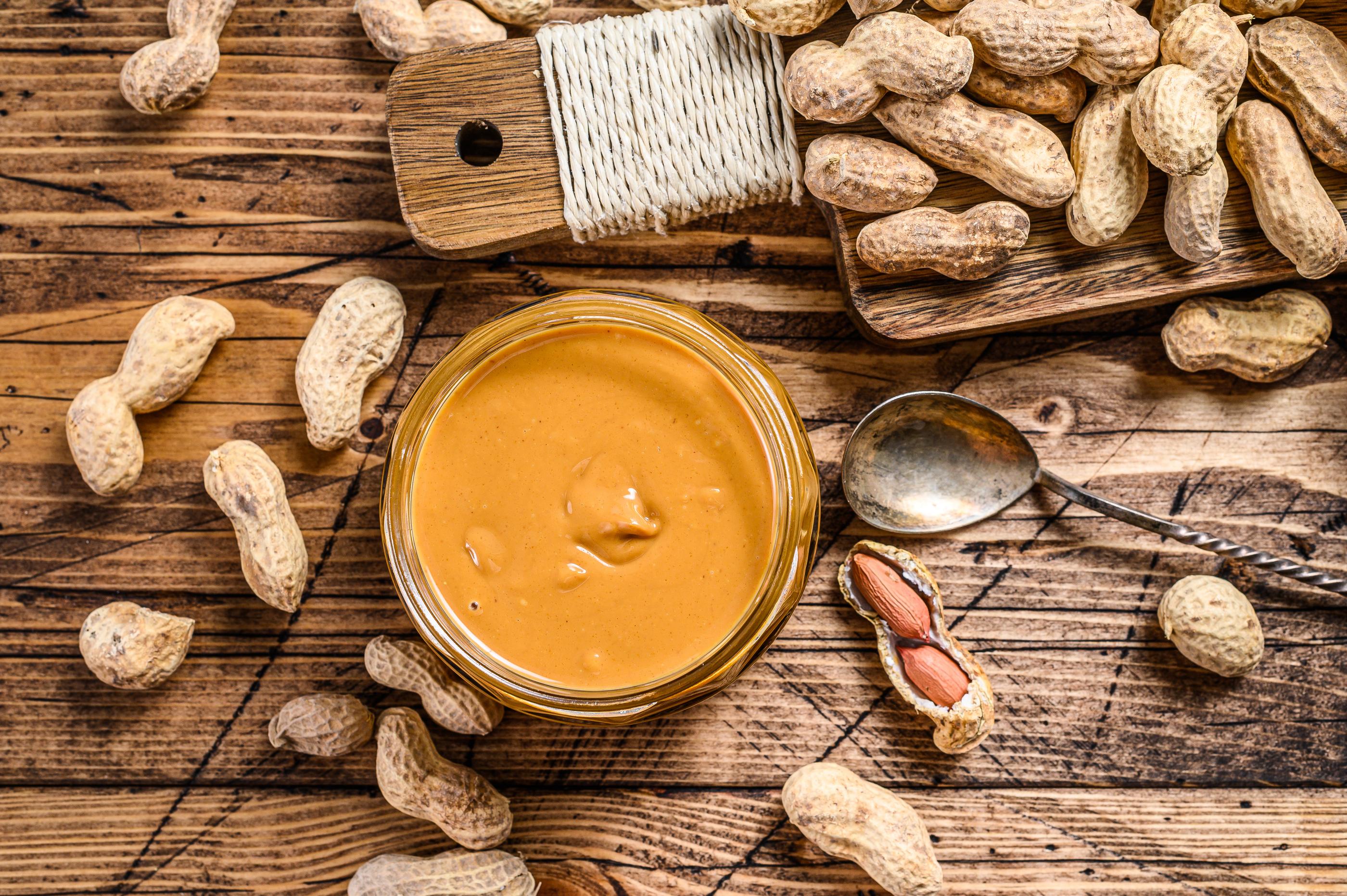 ピーナッツパンの生地と内部のピーナッツの断面。