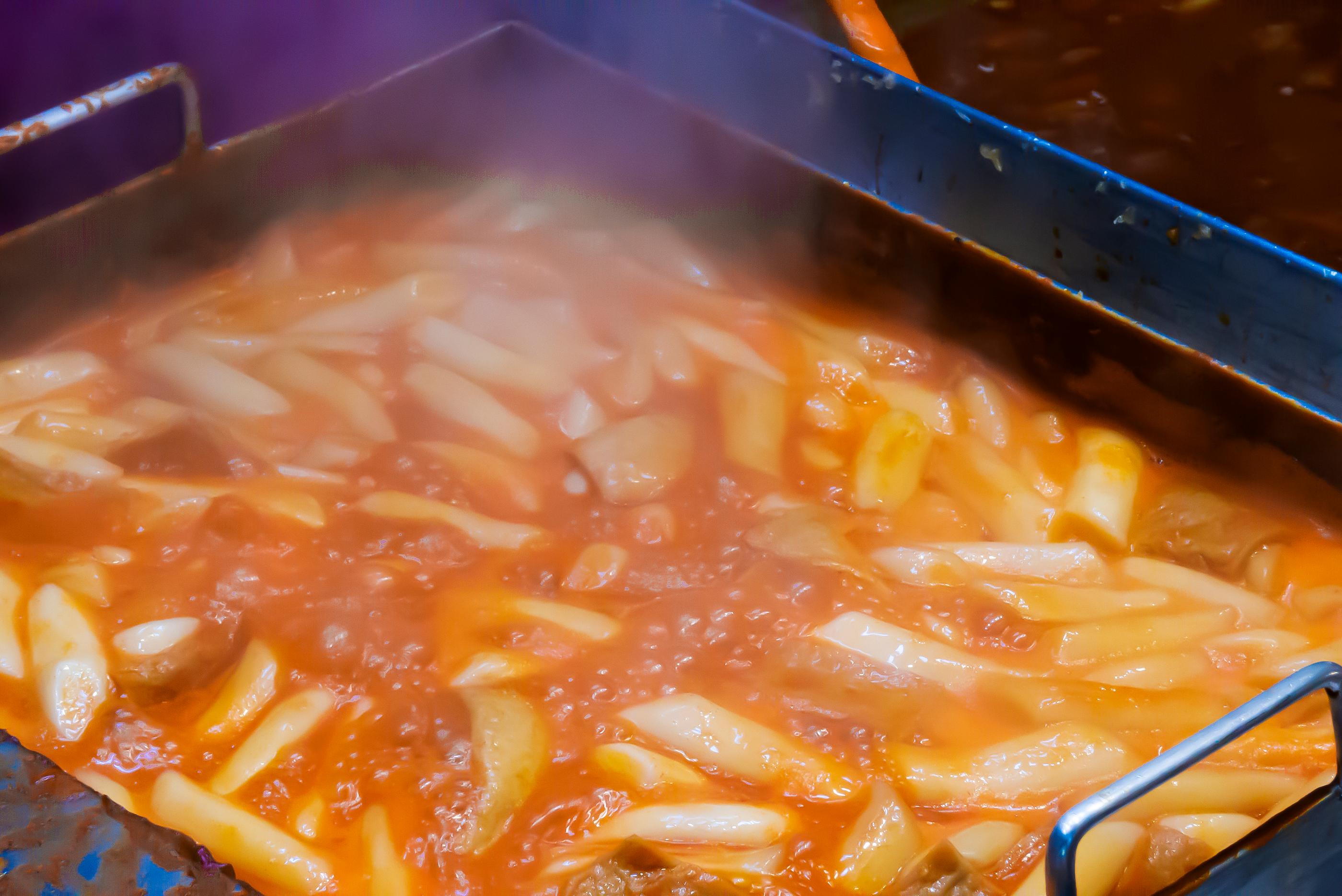 韓国屋台のトッポッキ。赤い辛口のソースで煮込まれた餅の一皿です。