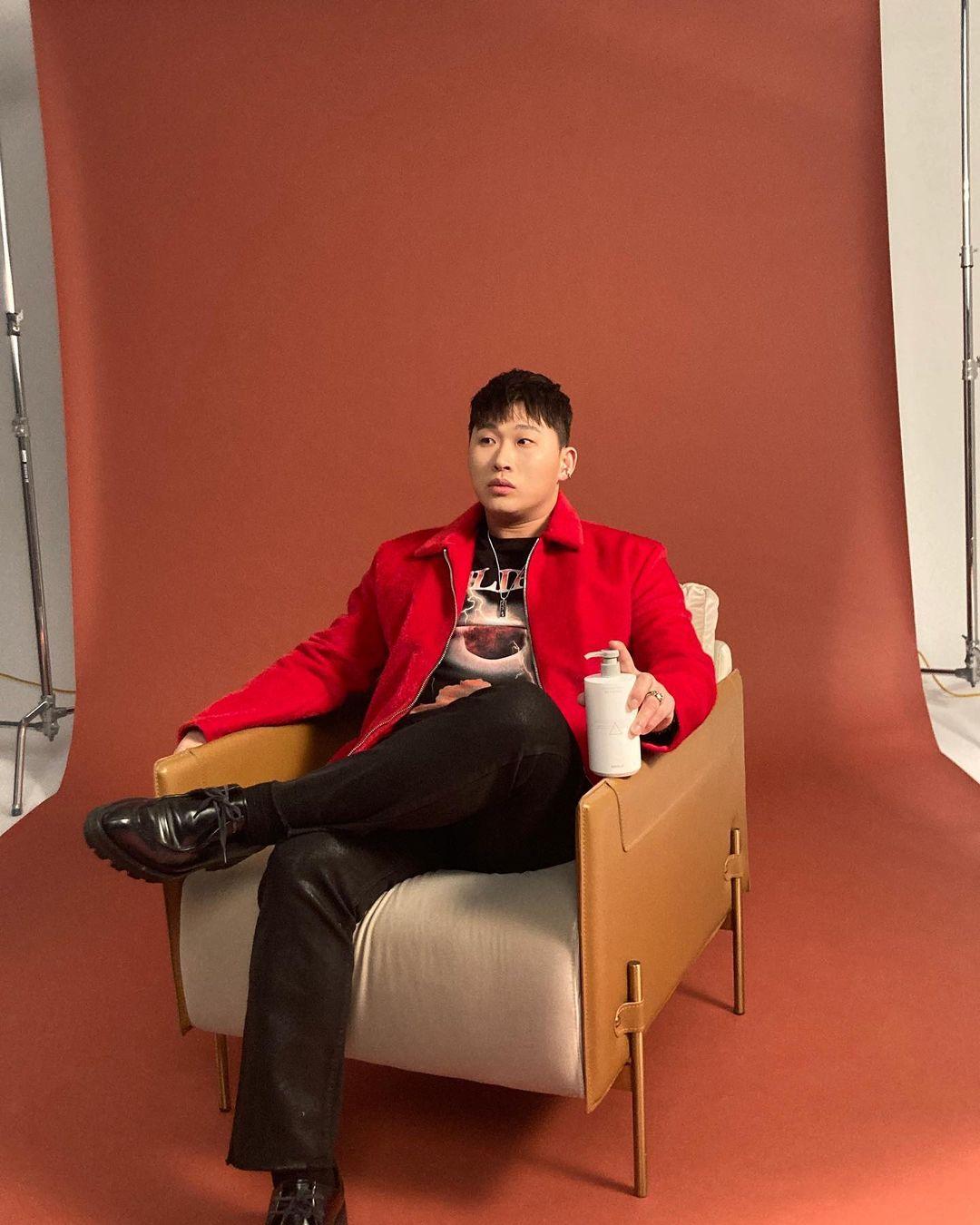 rapper Swing chụp ảnh hoạ báo